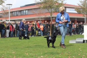 Mevrouw met zwarte labrador aan de riem