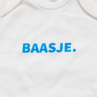 Baasje rompertje opdruk blauw close-up